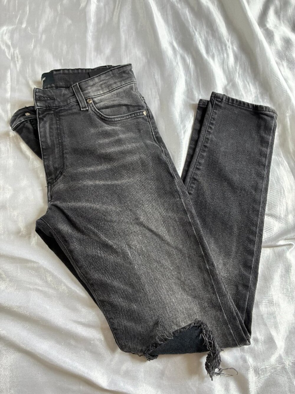 Represent skinny jean. sz 32